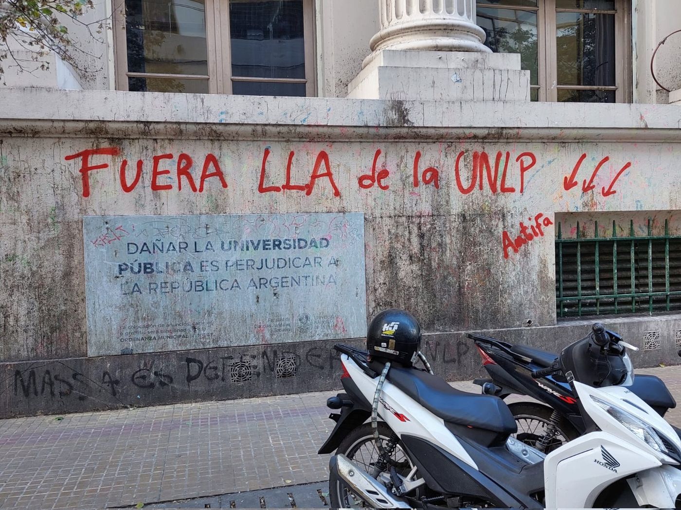 Fuera LLA de la UNLP.jpeg