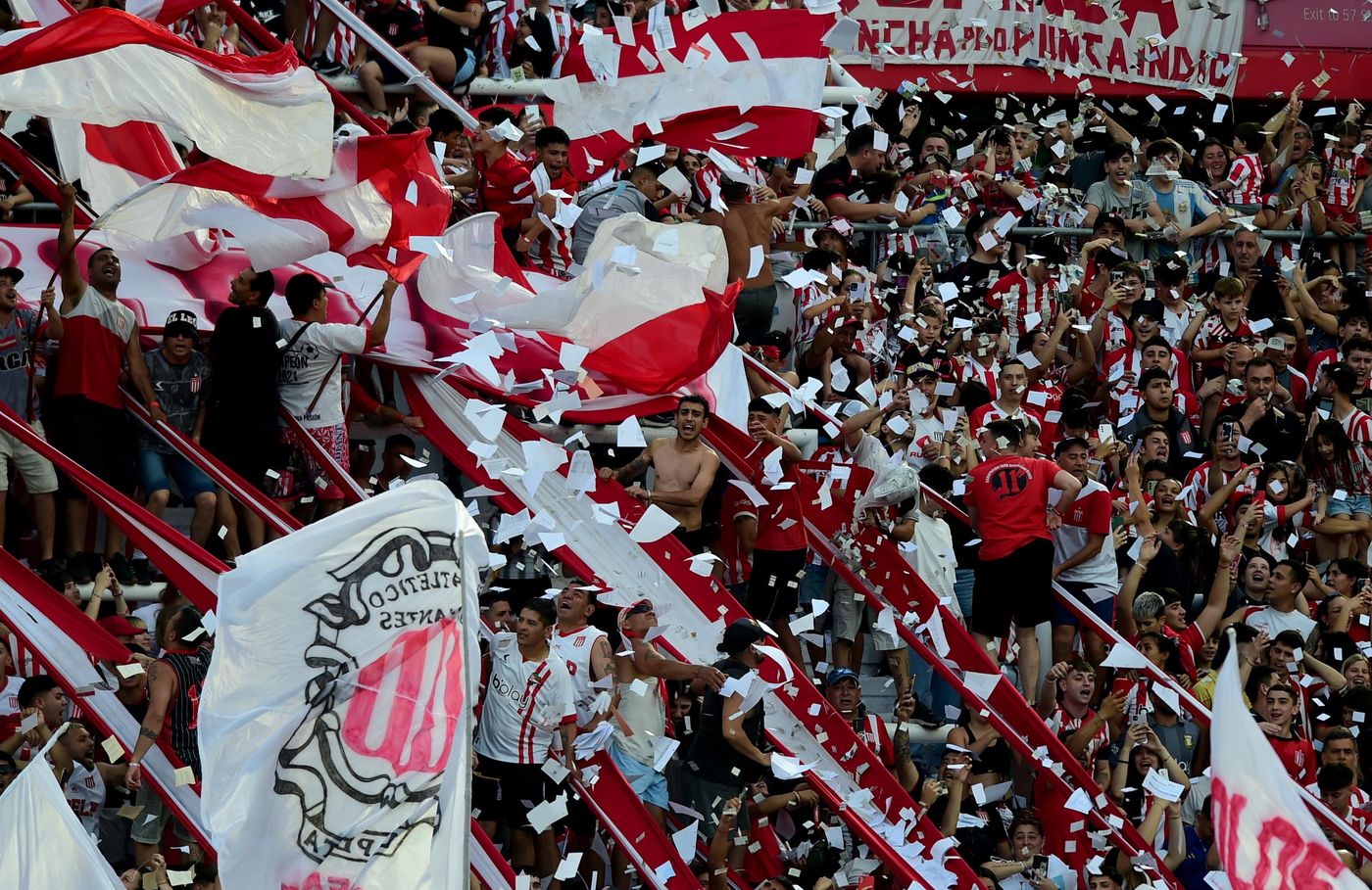 Estudiantes Independiente Rivadavia Hinchada 2.jpg