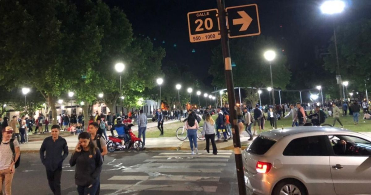 VIDEOS: Por dentro, así fue la masiva fiesta ilegal en medio de Plaza ...