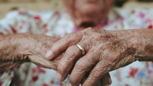 enganaron a una jubilada en la plata y delincuentes coparon su casa