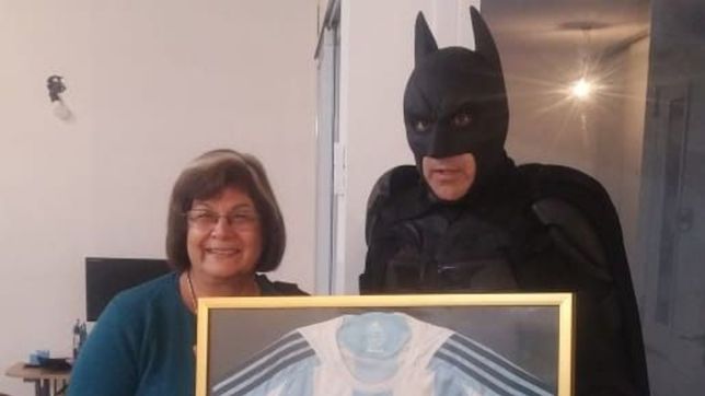 batman dono mas de 100 mil pesos para obras en el hospital de ninos
