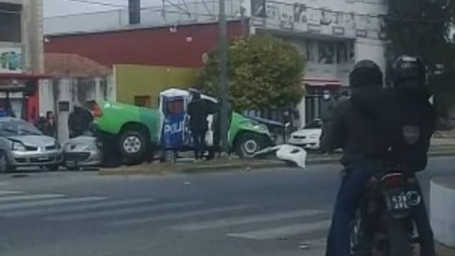 video: impresionante accidente multiple en la plata con un patrullero involucrado
