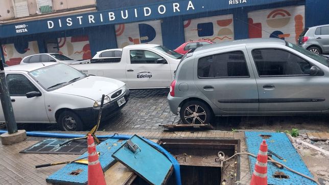 operarios de edelap desagotan camaras inundadas en las calles de la plata