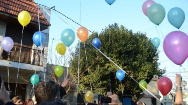 suelta de globos y busqueda de verdad en el cumpleanos 46 de clara anahi mariani