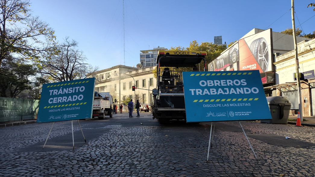 La pavimentación de los adoquines de las plazas Rocha e Italia arrancó con cortes y desvíos del tránsito