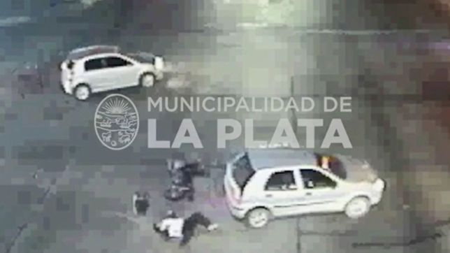 video: un moticiclista choco con un auto y se salvo de milagro en la plata