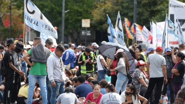 cooperativistas cortan calle 12 frente a la municipalidad y hay caos de transito