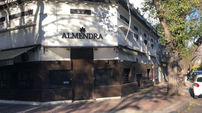 los trabajadores de almendra frenaron el remate que el historico bar hacia en facebook