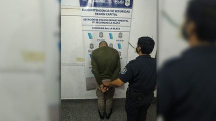 Un hombre amenazó con un cuchillo a una joven y abusó de ella en plena calle
