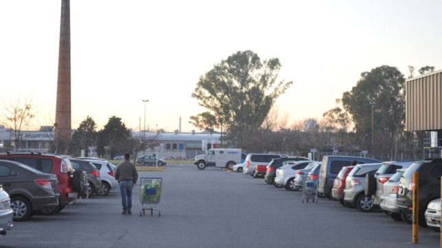 robaron walmart tras golpear a un sereno: se llevaron celulares y equipos de musica