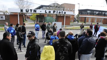 Trabajadores de la UTN regional La Plata cortaron avenida 60 e hicieron una asamblea para visibilizar reclamos