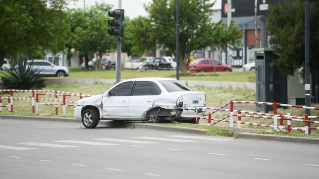 tres autos chocaron en plena avenida de circunvalacion y terminaron destrozados