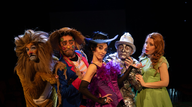 presentan una obra infantil basada en el clasico el maravilloso mago de oz