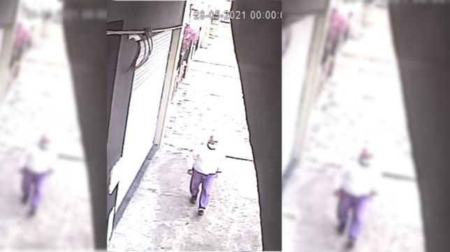 video: se bajo los pantalones e hizo sus necesidades en la puerta de una casa