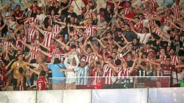 invasion albirroja en brasil: estudiantes esta cerca de agotar las 4.000 entradas