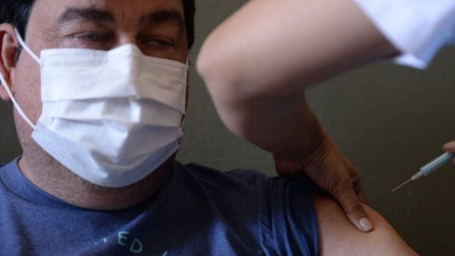 docentes y mayores de 70 anos ya comenzaron a vacunarse en la provincia de buenos aires