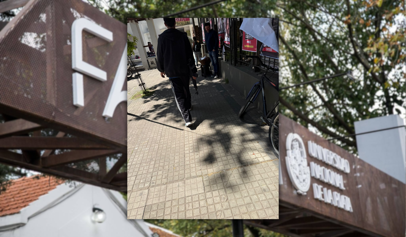 nene con un arma de juguete en la facultad de Arquitectura