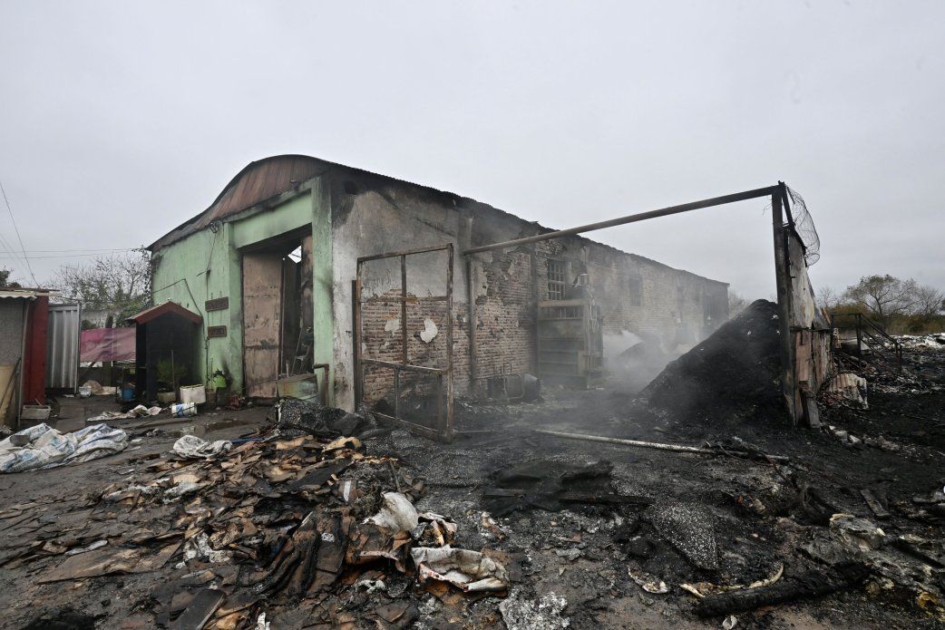 Incendio papelera cooperativa cartonera Melchor Romero (3).JPG
