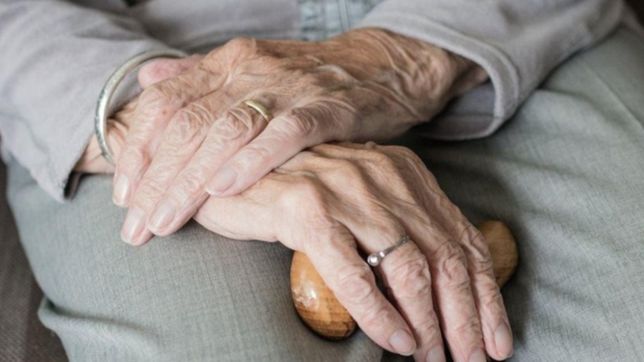 golpearon, robaron y amenazaron con un cuchillo en el cuello a dos abuelas de 71 y 93 anos