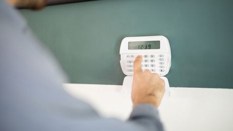 Robaron una empresa de seguridad de La Plata y se llevaron millones pesos y miles de dólares