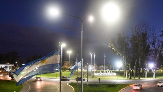 el municipio instalo 30 columnas con luces led en la rotonda de avenida 120 y 32