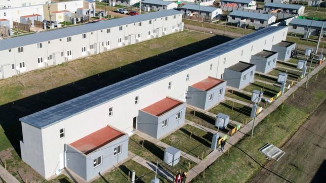 kicillof encabezo el acto de entrega de 62 viviendas en florencio varela