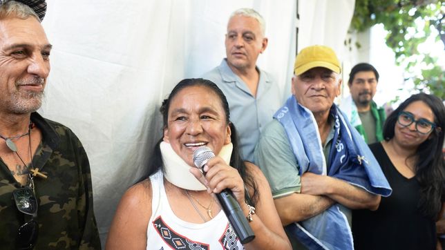 asi fue el abrazo a milagro sala en la plata para pedir su libertad despues de 9 anos presa