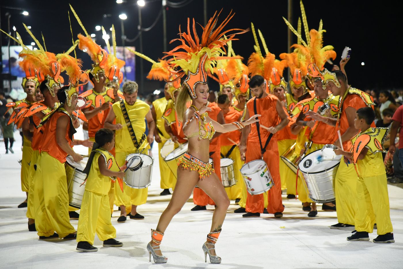 Cientas de personas de La Plata llegarán a Entre Ríos hasta fines de febrero para el Carnaval del País.