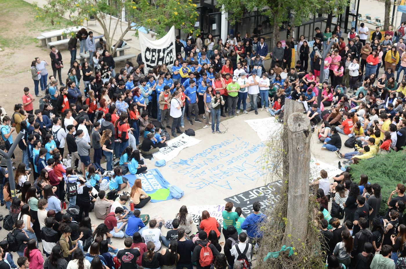 Toma Facultad Humanidades UNLP (1).jpeg