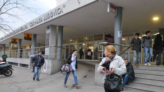 un nene estaba internado en el hospital de ninos, escapo y lo encontraron en el mercadito