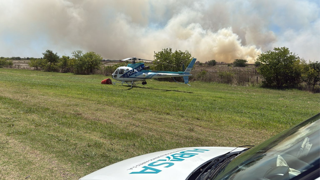 gran operativo a la vera de la autopista por el incendio en la reserva de punta lara