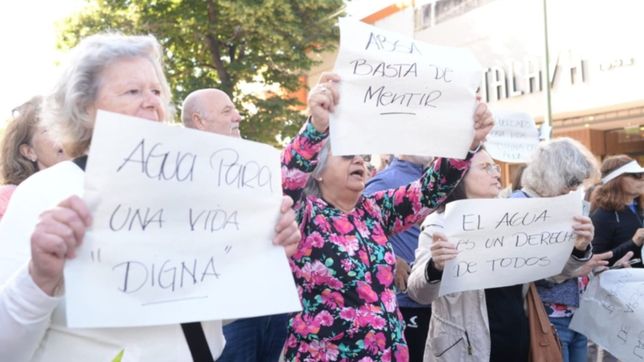 vecinos de varios barrios cortan calle 7 en reclamo por la falta de agua en la plata