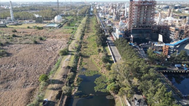 alerta en ensenada por el riesgo de inundacion a causa de un canal tapado de camalotes