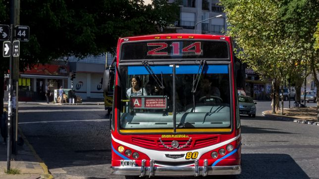 golpearon a un hombre a bordo de un micro de la linea 214 tras acusarlo de abusar de una mujer
