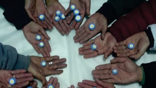 en dos carceles de la plata realizaron escarapelas y las distribuyeron entre los detenidos