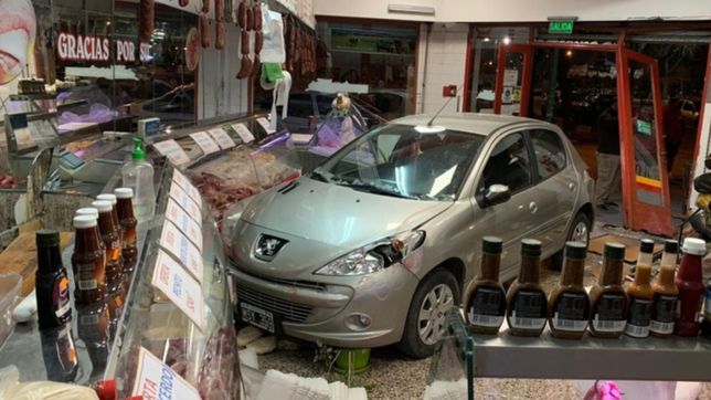 video: un auto se metio en camara lenta en una carniceria y casi causa una tragedia