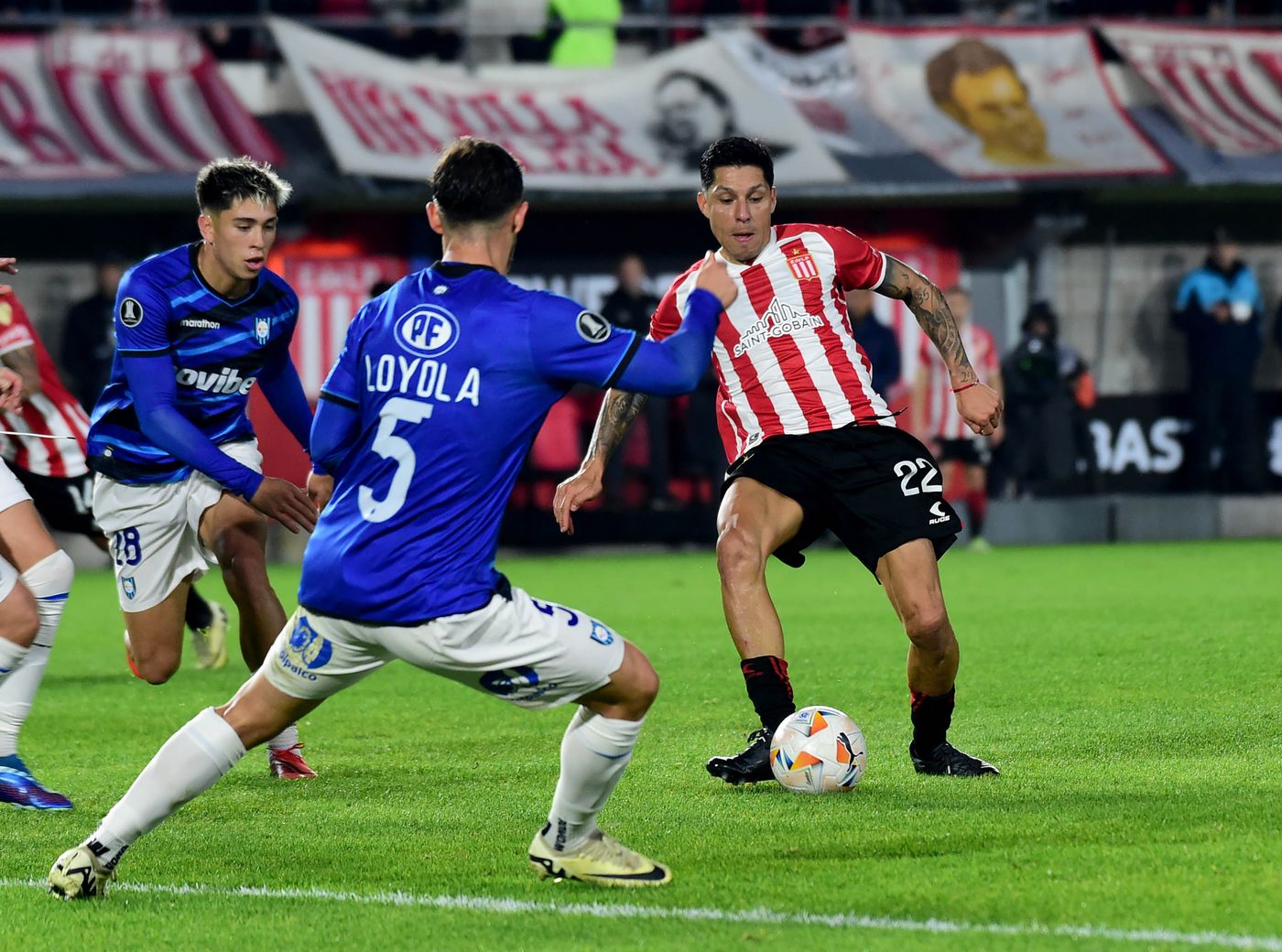 Enzo Pérez en acción para Estudiantes ante Huachipato. Enzo Pérez en acción para Estudiantes ante Huachipato.