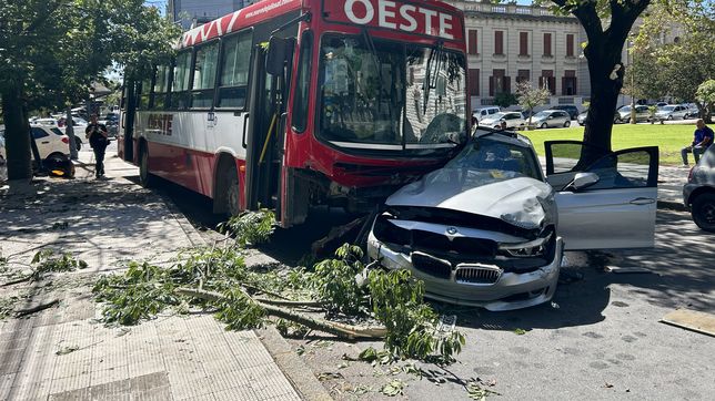 asi fue el impresionante choque entre un micro oeste y dos autos en pleno centro 