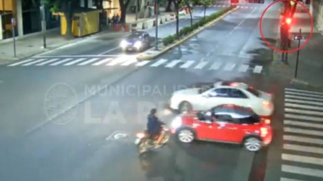 video: un motociclista cruzo en rojo, no llevaba casco y choco contra un auto