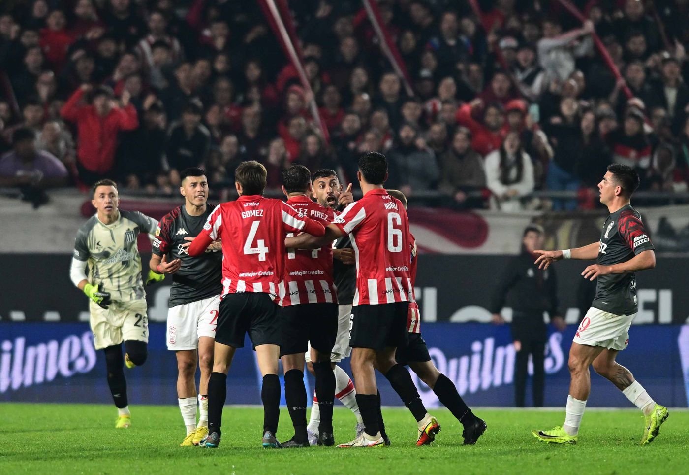 Estudiantes Huracán pelea Wanchope Núñez