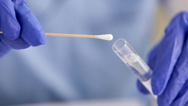 asi se hace el hisopado anal para detectar covid-19 en china