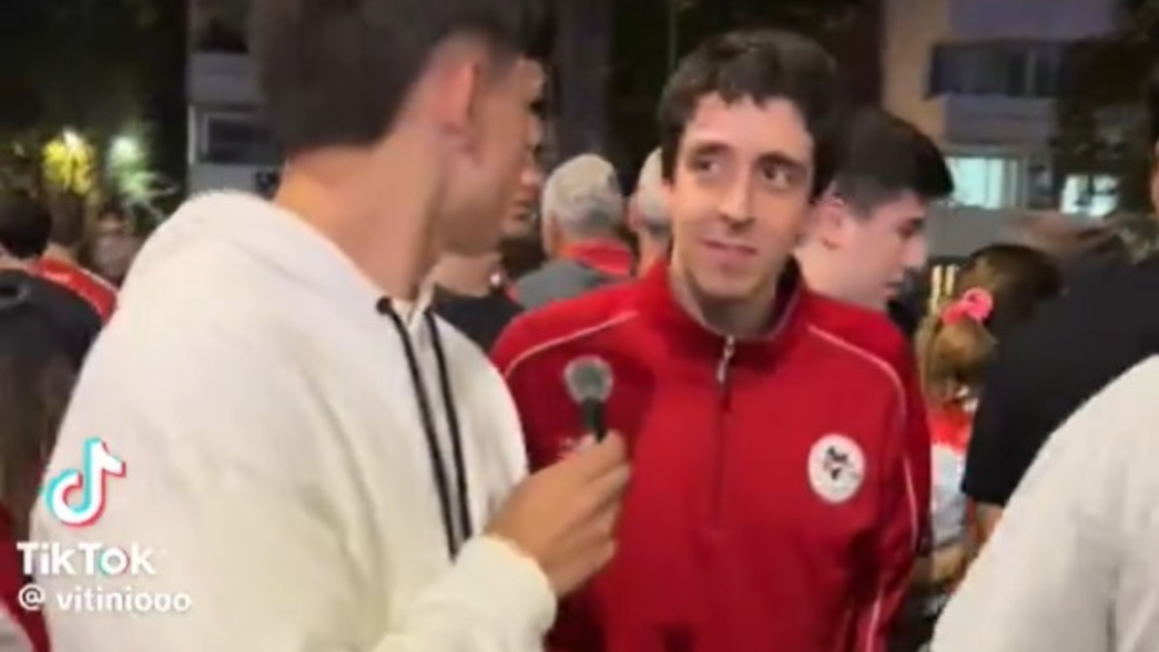 ¿Quién es el hincha del Pincha al que comparan con el Indio Solari por su voz y se viralizó?
