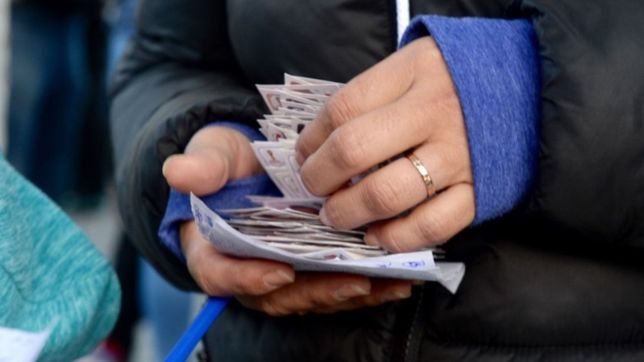 llenar el album del mundial podria costar cerca de dos salarios minimos en argentina