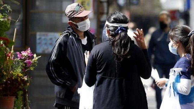 voluntarios de la unlp repartieron barbijos y folleteria en el centro de la plata
