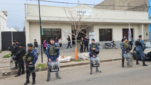 tension en la comisaria de los hornos por un intento de motin con incendio