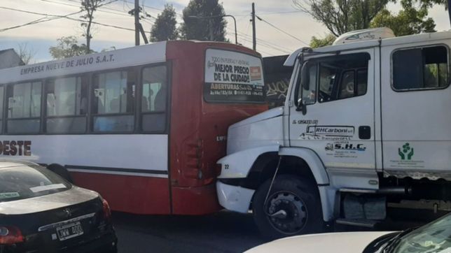 un camion sin frenos invadio un carril exclusivo, choco un micro y causo 20 heridos