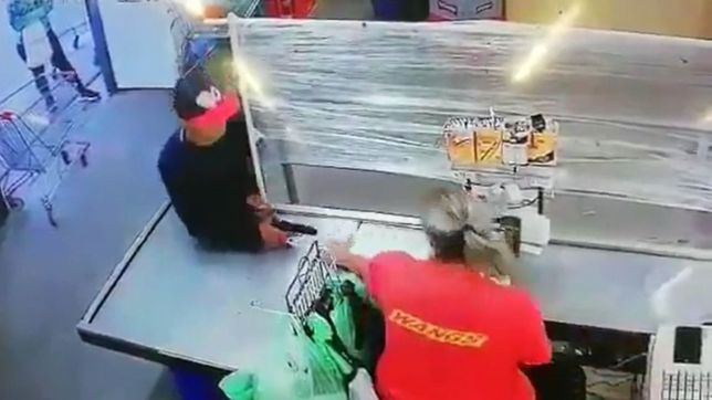 video: violo la cuarentena en ensenada, amenazo a la empleada de un super chino y robo la recaudacion