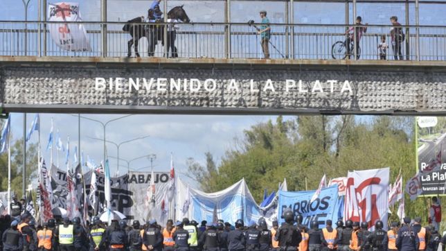 caos de transito: manifestantes cortan la subida de la autopista la plata-buenos aires