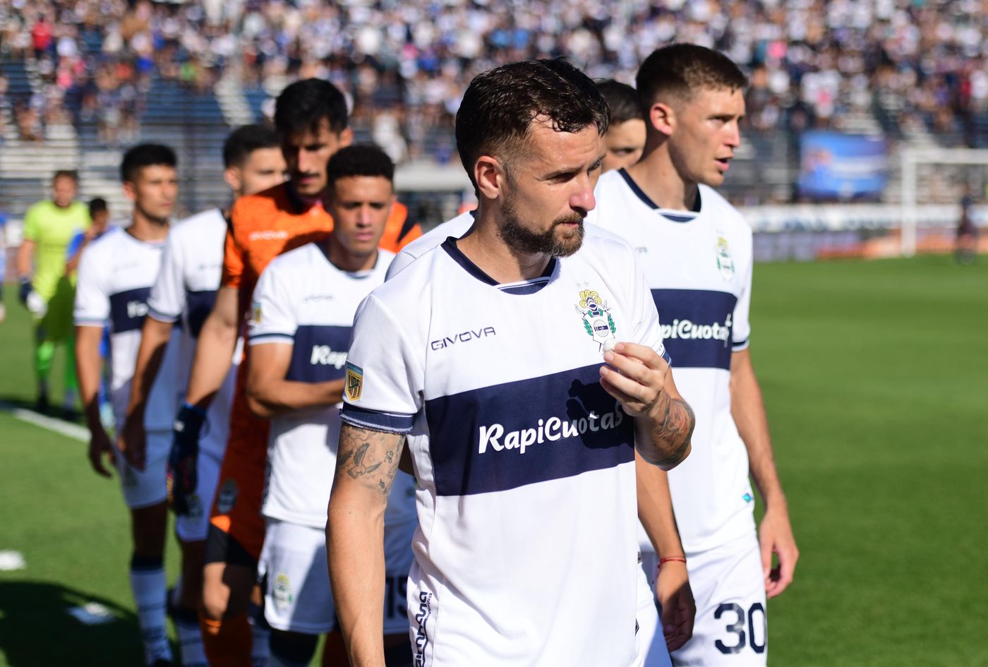 Gimnasia Atlético Tucumán Colazo fila de jugadores.jpg