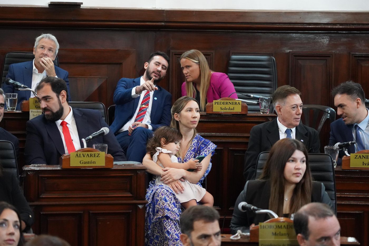 El d&iacute;a que asumieron los nuevos concejales. En al imagen los de La Libertad Avanza Guillermo Bard&oacute;n, Soledad Pedernera y Gast&oacute;n &Aacute;lvarez, junto al del PRO Iv&aacute;n Zanetto